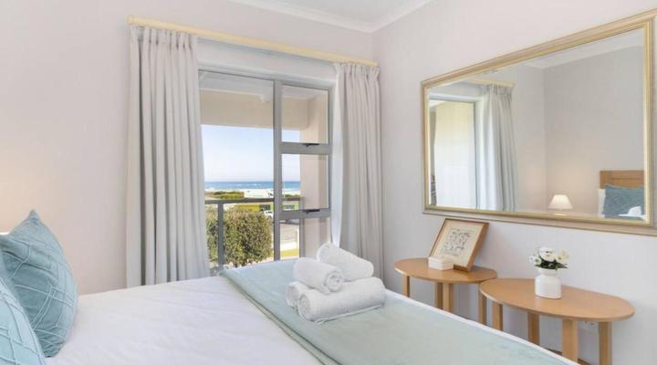 22 Big Bay Beach Club, Bloubergstrand