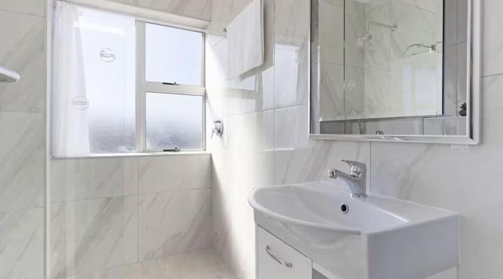 22 Big Bay Beach Club, Bloubergstrand