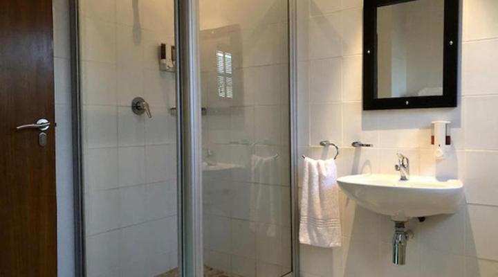 Á La Martha's Airport Guest House