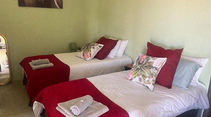 Green Elephant Cottages Uis