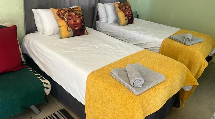 Green Elephant Cottages Uis