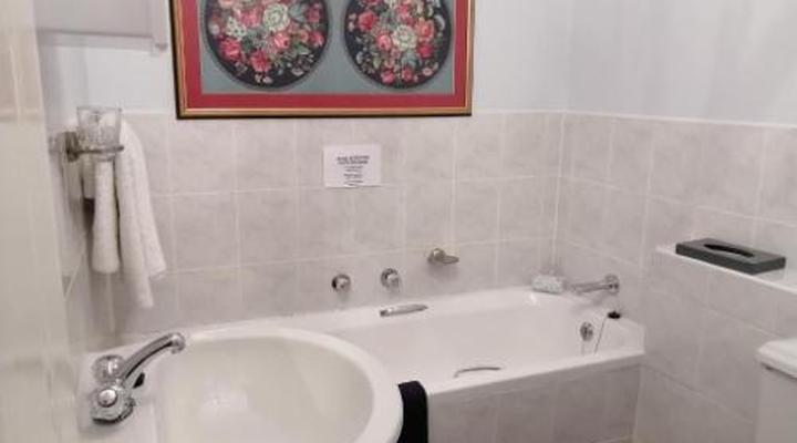 Amzee-bokmakierie Guest House