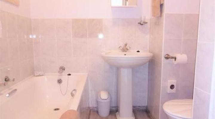 Amzee-bokmakierie Guest House