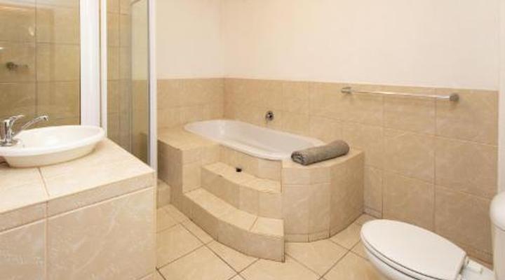 The Old Hatchery Mountain Retreat & Waterfall Restaurant & Pub