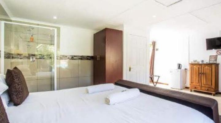 Old Mill Country Lodge, Working Ostrich Farm & Restaurant