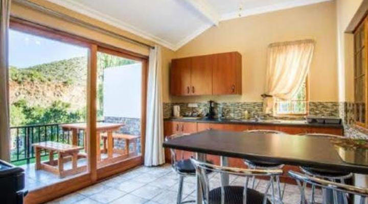 Old Mill Country Lodge, Working Ostrich Farm & Restaurant