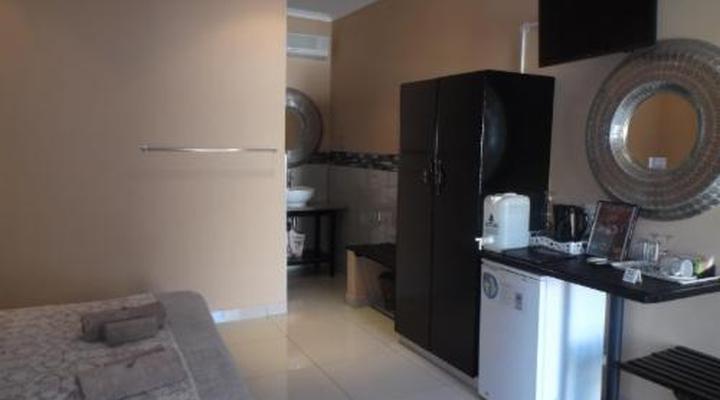 Old Mill Country Lodge, Working Ostrich Farm & Restaurant