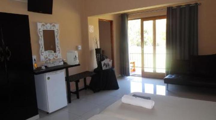 Old Mill Country Lodge, Working Ostrich Farm & Restaurant