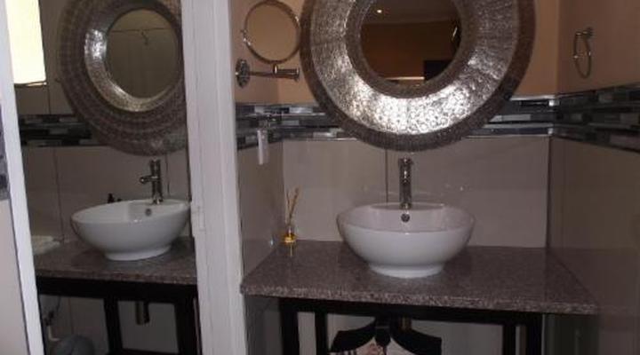 Old Mill Country Lodge, Working Ostrich Farm & Restaurant