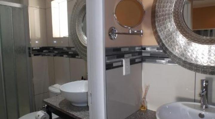 Old Mill Country Lodge, Working Ostrich Farm & Restaurant