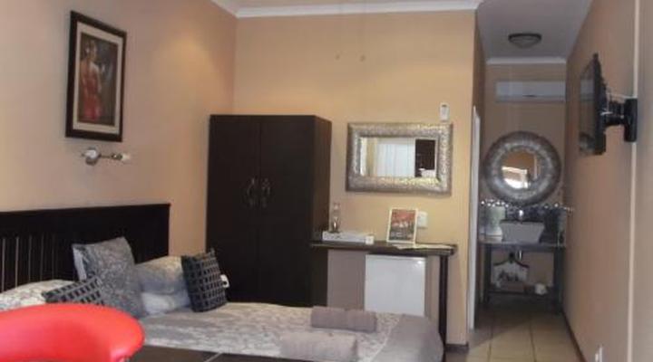 Old Mill Country Lodge, Working Ostrich Farm & Restaurant