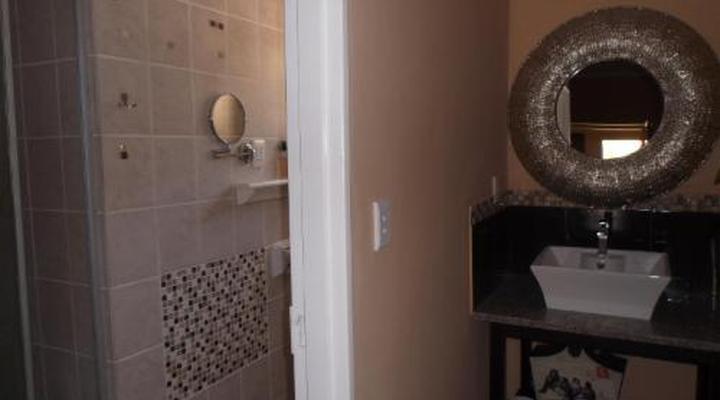 Old Mill Country Lodge, Working Ostrich Farm & Restaurant