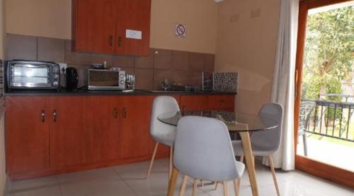 Old Mill Country Lodge, Working Ostrich Farm & Restaurant