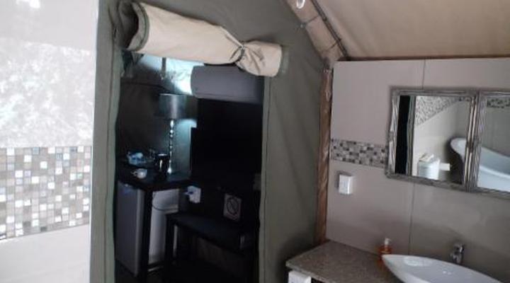 Old Mill Country Lodge, Working Ostrich Farm & Restaurant