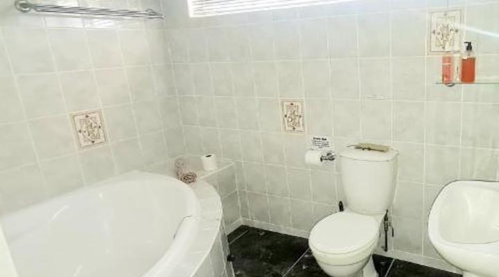 Old Mill Country Lodge, Working Ostrich Farm & Restaurant