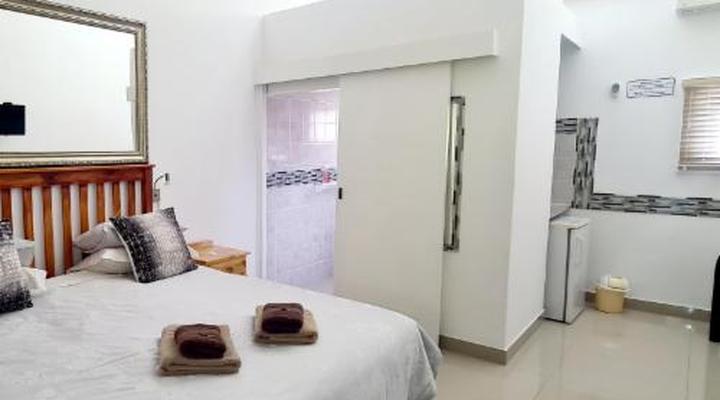 Old Mill Country Lodge, Working Ostrich Farm & Restaurant