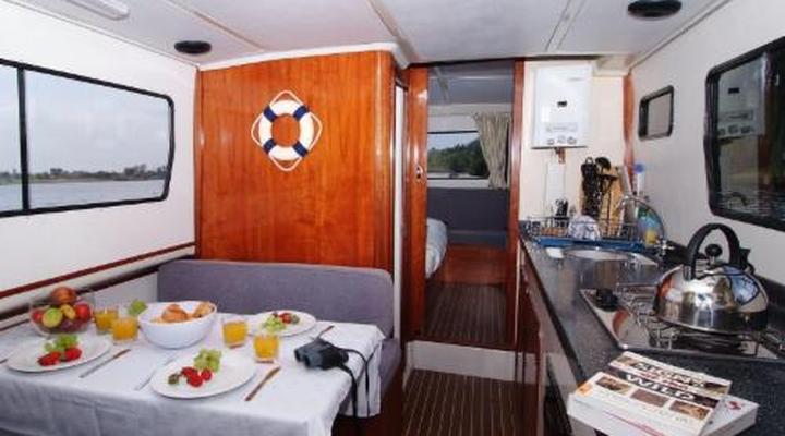 Old Willow No 7 Houseboat Charters