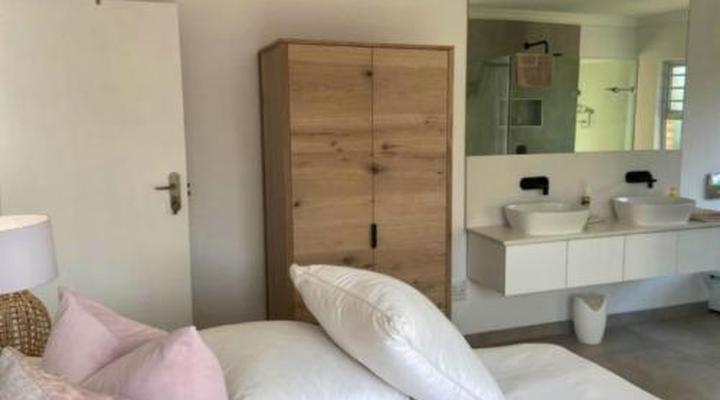 Kelly's Beachfront Apartments