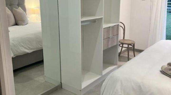 Kelly's Beachfront Apartments