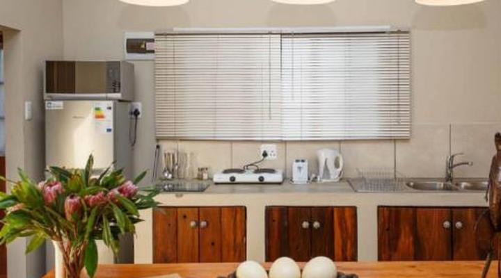 Chandelier Game Lodge & Ostrich Show Farm