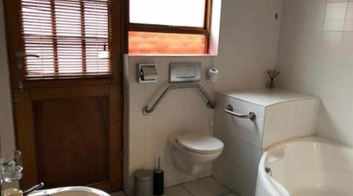 Á La Martha's Airport Guest House