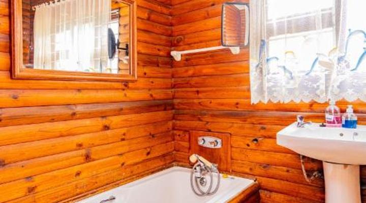 Deep Blue Guesthouse and Lodge