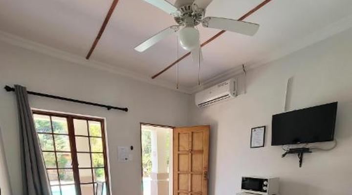 Molopo Naledi Guest Lodge