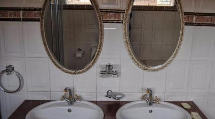 Khol Newman B&B and Guest House