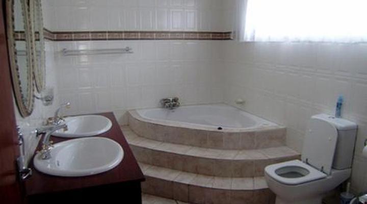 Khol Newman B&B and Guest House