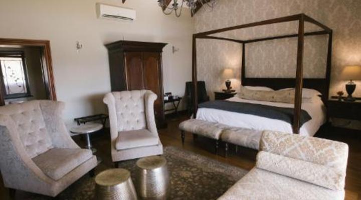 Under Oaks - The Vineyard Suites