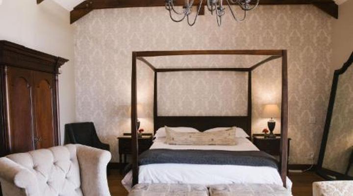 Under Oaks - The Vineyard Suites