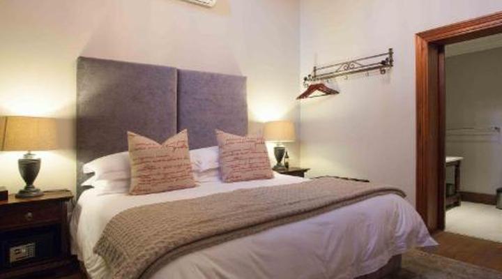 Under Oaks - The Vineyard Suites