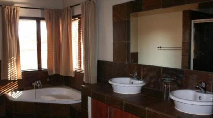 Makhato 84 Bush Lodge