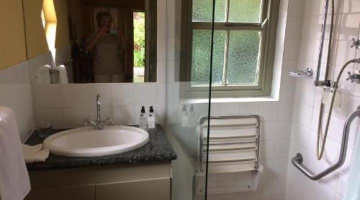 Housemartin Guest Lodge