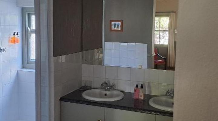 Housemartin Guest Lodge