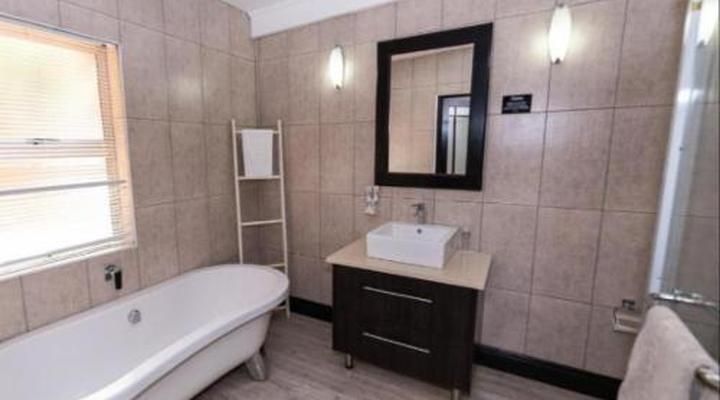 Huttenheights Guestlodge by iLawu