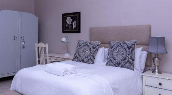 Huttenheights Guestlodge by iLawu