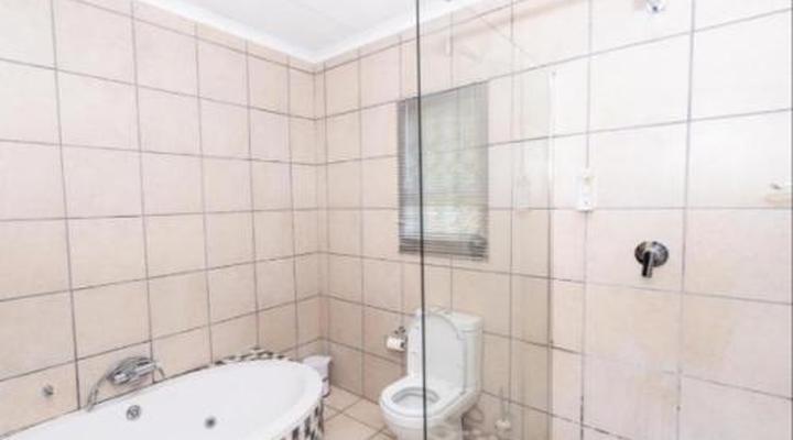 Huttenheights Guestlodge by iLawu