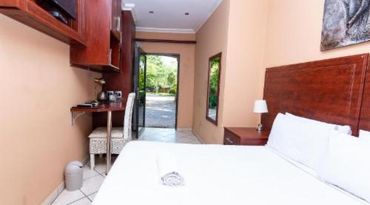 Huttenheights Guestlodge by iLawu