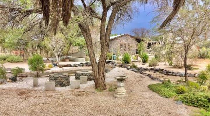 Daureb Isib Campsite and B&B