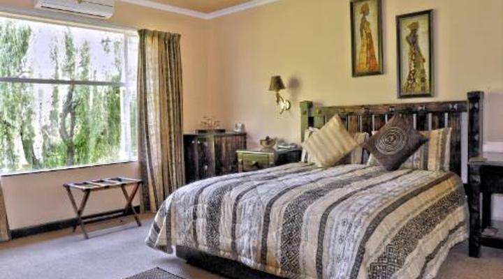 Ipe Tombe Guest Lodge