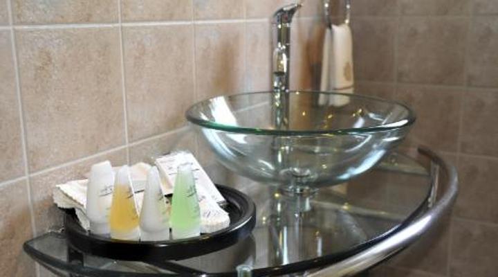 Ipe Tombe Guest Lodge