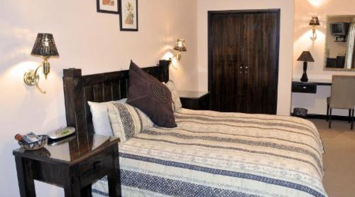 Ipe Tombe Guest Lodge