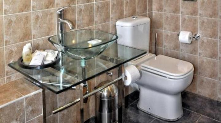 Ipe Tombe Guest Lodge