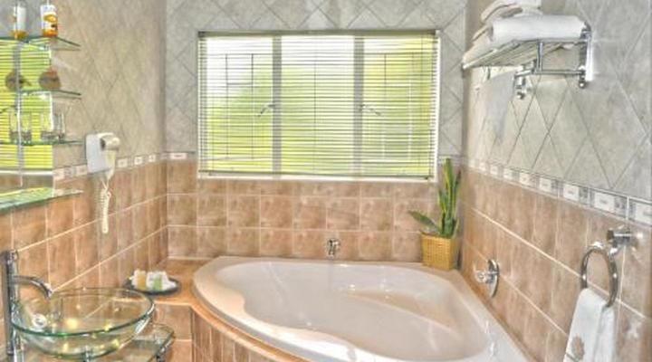 Ipe Tombe Guest Lodge