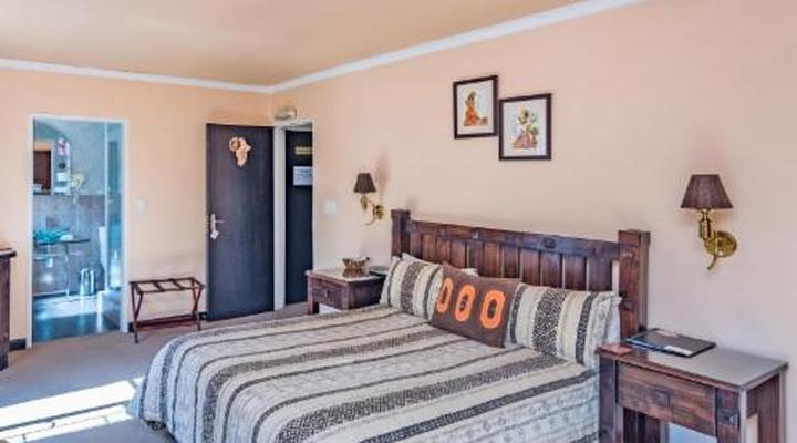 Ipe Tombe Guest Lodge