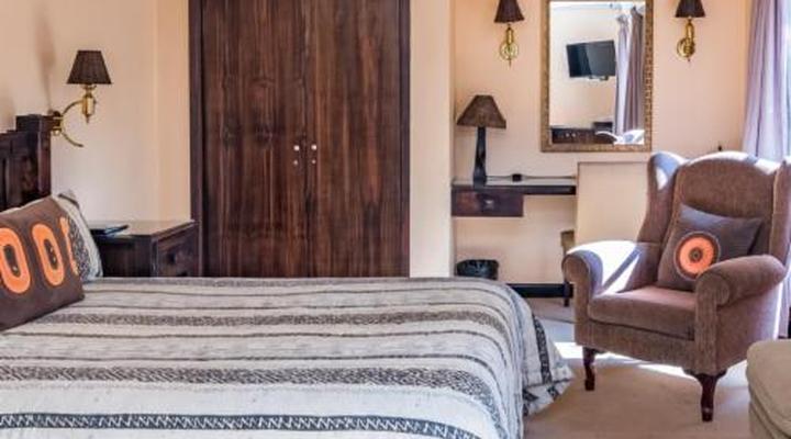 Ipe Tombe Guest Lodge