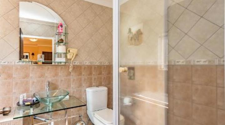 Ipe Tombe Guest Lodge