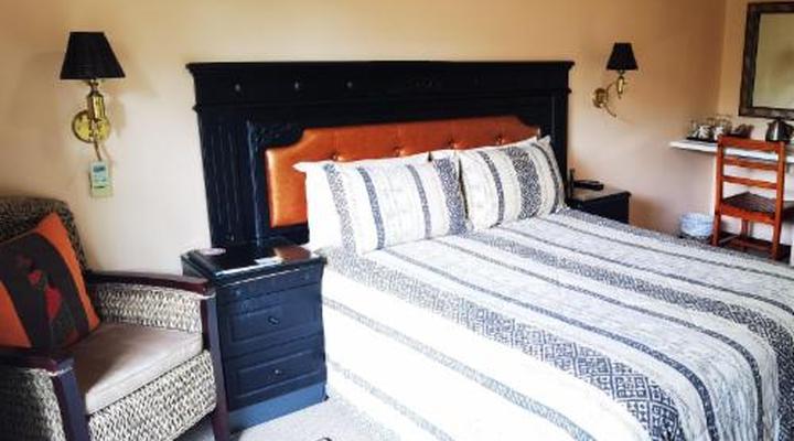 Ipe Tombe Guest Lodge