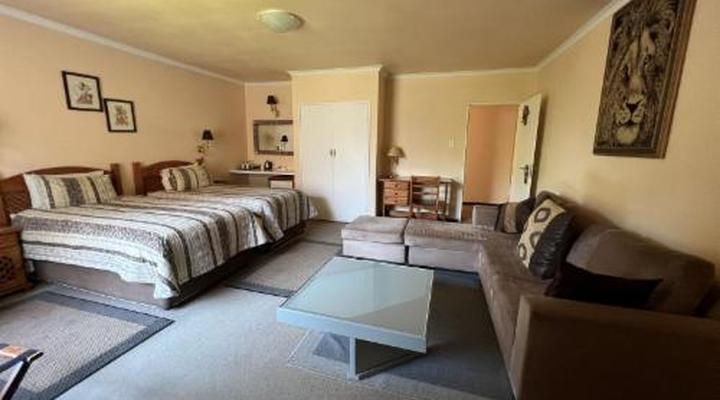 Ipe Tombe Guest Lodge